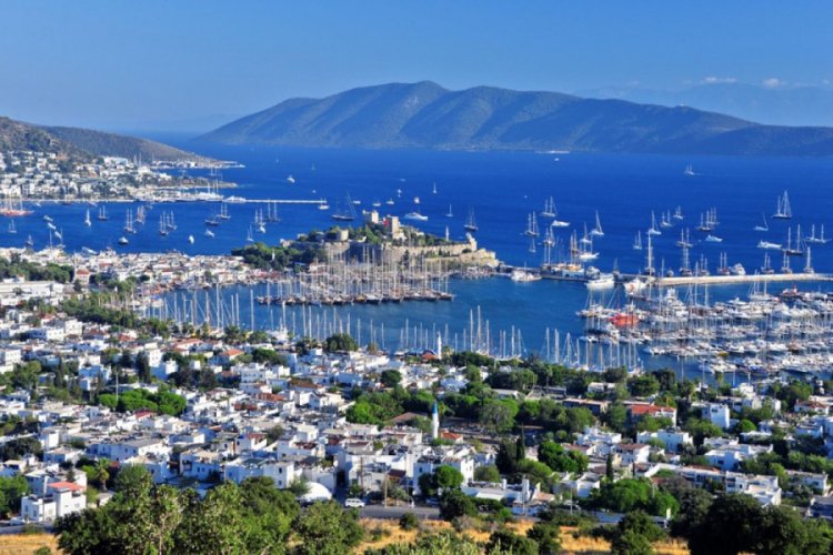 Corona vir&uuml;sten ka&ccedil;an tatilciler Bodrum'u terk etmiyor