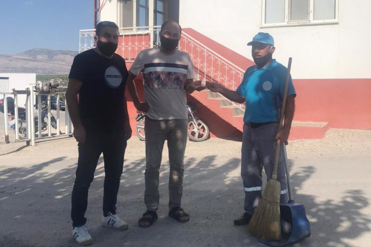 Temizlik iş&ccedil;isi bulduğu altınları sahibine teslim etti