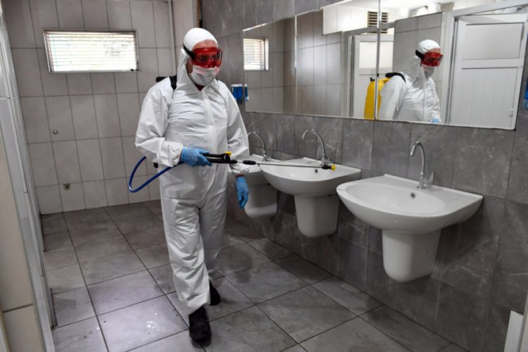 Bursa Osmangazi'de temizlik ve dezenfeksiyon aralıksız s&uuml;r&uuml;yor