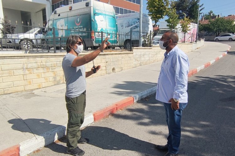 Yurtta kalan korona vir&uuml;sl&uuml; eşini eve getirmek i&ccedil;in karantina yasağını deldi