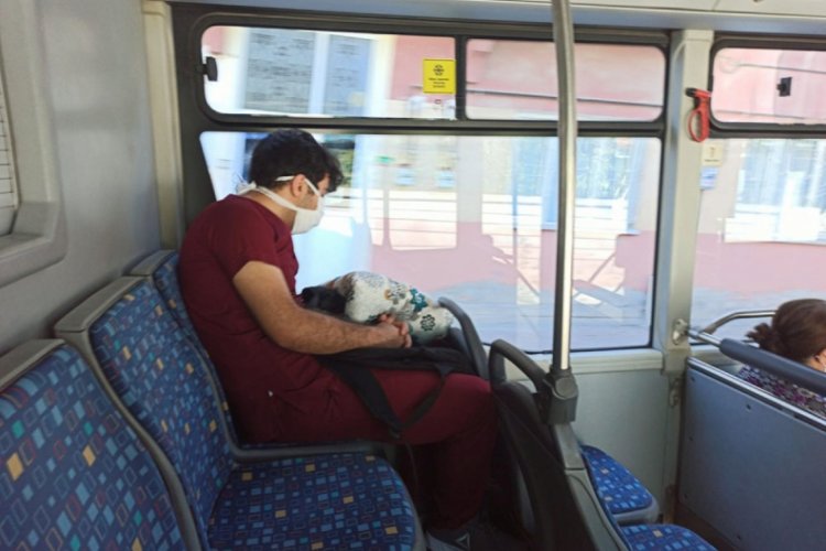 Yoğun mesai sonrası otob&uuml;ste uykuya yenik d&uuml;şt&uuml;