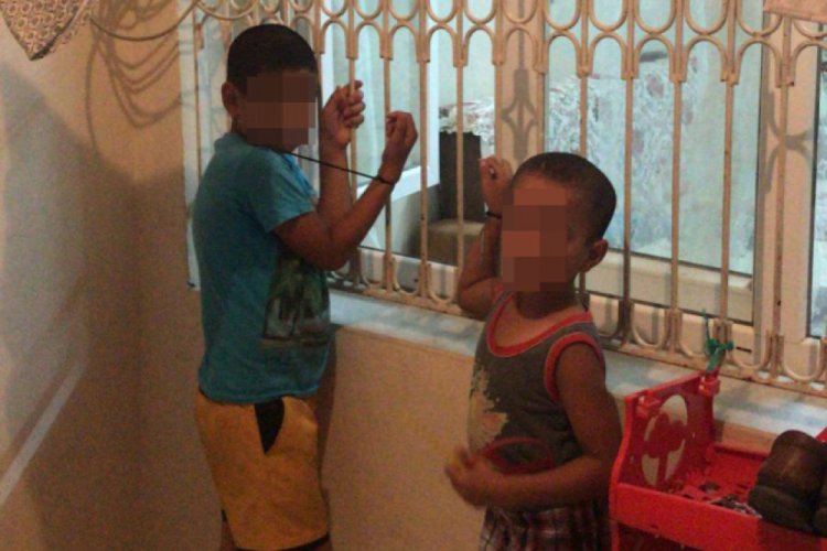 Alacaklı olduğu kişinin &ccedil;ocukları ka&ccedil;ırıp, plastik kelep&ccedil;eyle pencere demirine bağladı