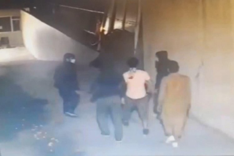 Gasp edildiler, elleri arkadan bağlı evden ka&ccedil;tılar
