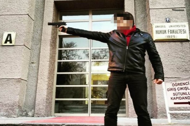Fak&uuml;lte &ouml;n&uuml;nde silahla fotoğrafı olan araştırma g&ouml;revlisi istifa etti