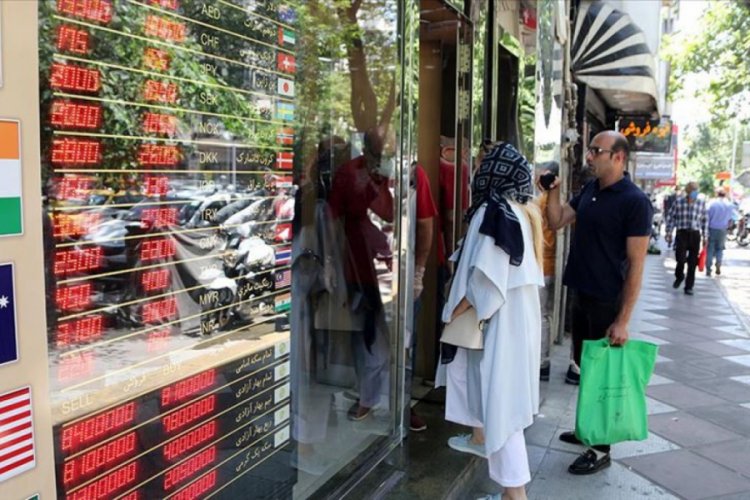 İran'da d&ouml;viz tarihi rekor kırdı