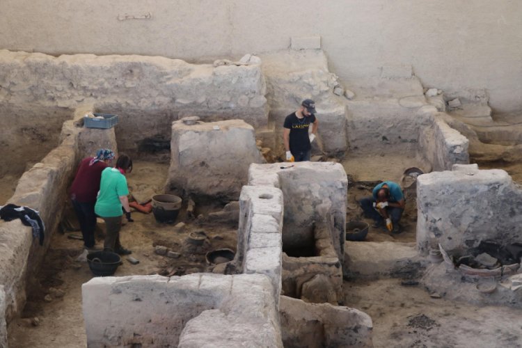 Denizli'de 4 bin yıllık tekstil at&ouml;lyesi ortaya &ccedil;ıkarıldı