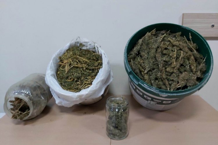 Yolcu otob&uuml;s&uuml;nden 4 kilo 700 gram esrar &ccedil;ıktı
