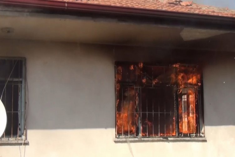 Yaşlı adamın 80 bin lirasını &ccedil;alıp, evi ateşe verdiler