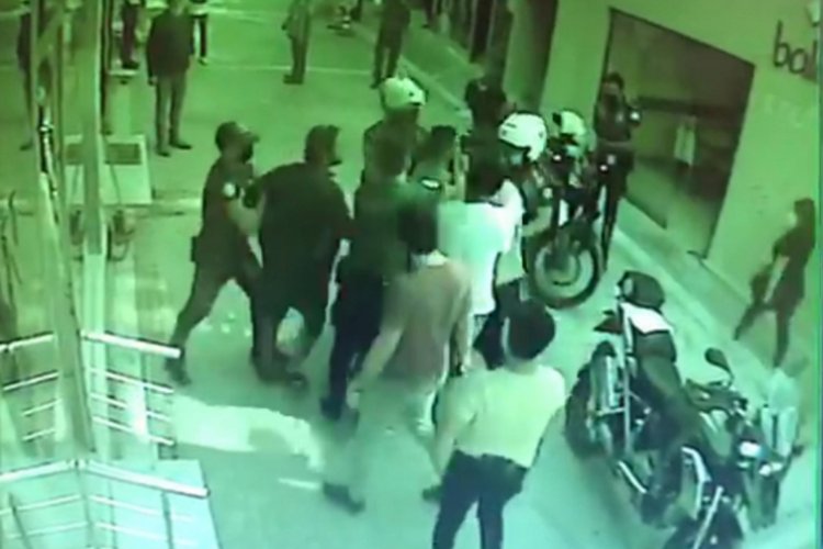 Maske uyarısı yapan polise iki kardeşten darp