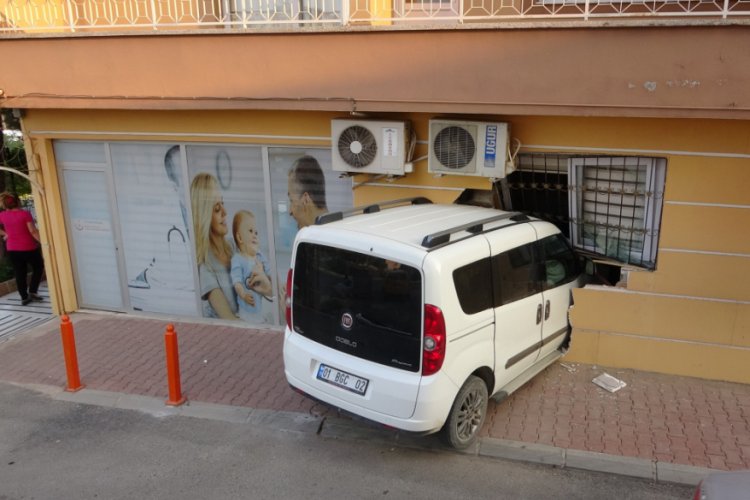 Acemi s&uuml;r&uuml;c&uuml; virajı alamayınca sağlık ocağına girdi