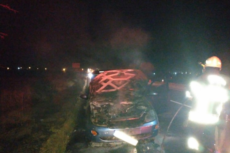 Seyir halindeki otomobil alev alev yandı