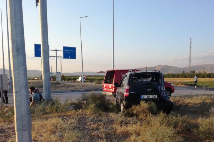 Kamyon ile otomobil &ccedil;arpıştı