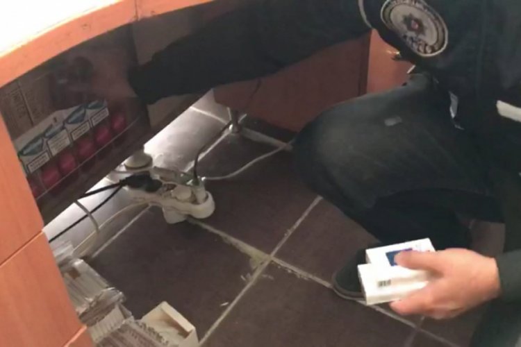 Bursa'da bir iş yerinde masanın altına yapılan gizli b&ouml;lmede ka&ccedil;ak sigara &ccedil;ıktı