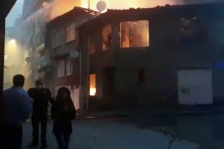 Bursa Gemlik'te bina alev alev yandı