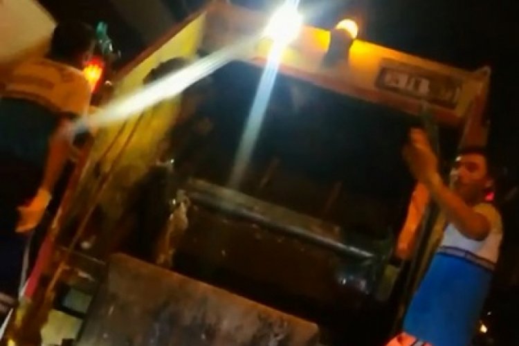 Temizlik g&ouml;revlileri, m&uuml;ziği duyunca b&ouml;yle oynadı