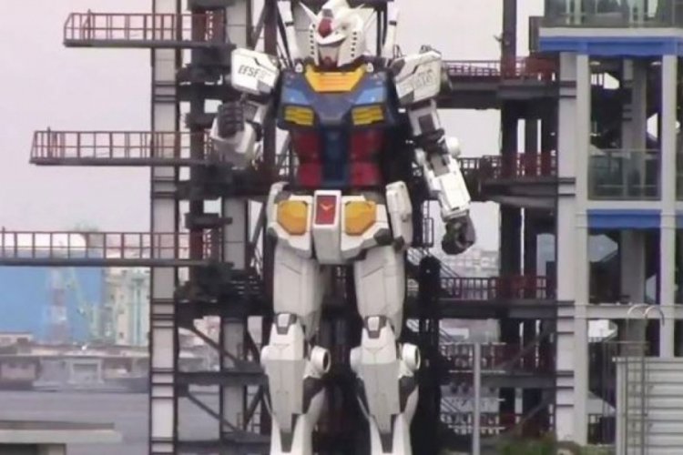 18 metre y&uuml;ksekliğindeki Gundam robotu ilk adımını attı