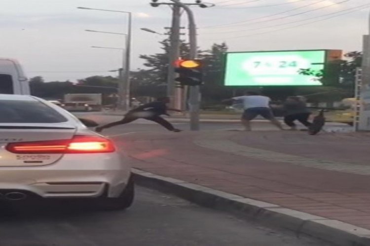 Trafikte sopalı kavga cep telefonu kamerasına yansıdı