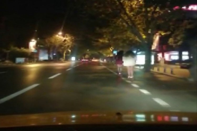 Gen&ccedil; kızların scooter ile tehlikeli yolculuğu