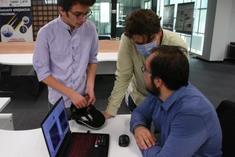 Bursa'da &uuml;niversiteli gen&ccedil;ler "şapkadan" epilepsi tanısı ve takibi yapan cihaz geliştirdi