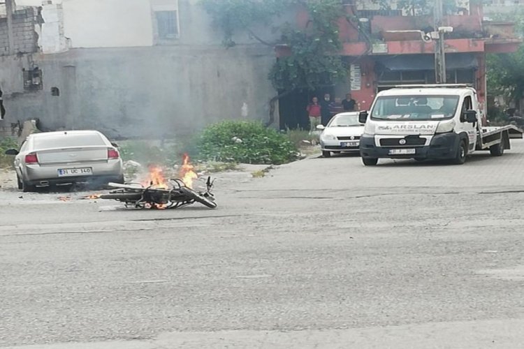 Ceza yazılmasına kızan s&uuml;r&uuml;c&uuml; motosikletini yaktı