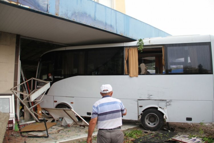 Boş d&uuml;kkana giren otob&uuml;s bina sahiplerini ayağa kaldırdı
