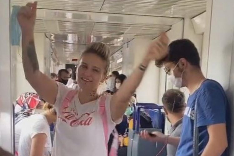 Camiye ayakkabıyla giren B&uuml;şra, bu kez tramvayda &ccedil;iftetelli oynadı