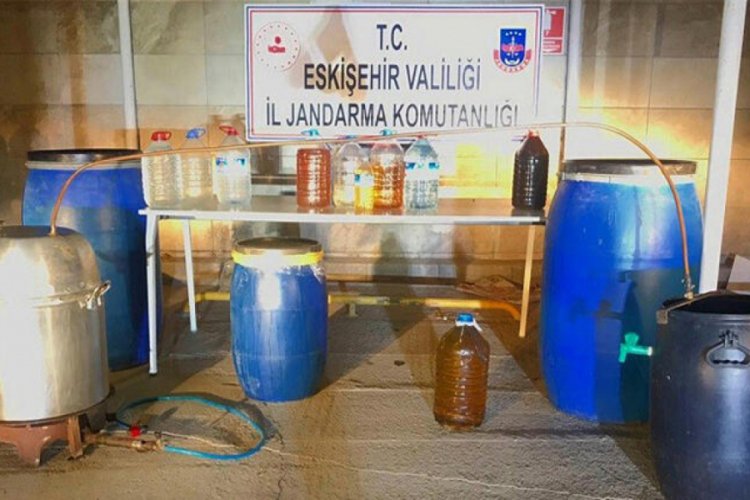 Evinin bah&ccedil;esinde ka&ccedil;ak alkol &uuml;retimi yapan ş&uuml;pheli yakalandı