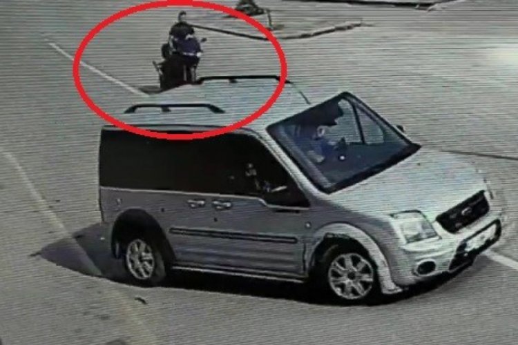 Araca &ccedil;arpan motosikletin s&uuml;r&uuml;c&uuml;s&uuml; yaralandı