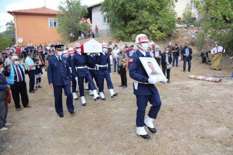 Tezkeresi beklenirken &ouml;l&uuml;m haberi gelen asker toprağa verildi