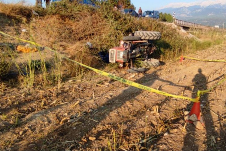 Muğla'da devrilen trakt&ouml;r&uuml;n s&uuml;r&uuml;c&uuml;s&uuml; yaşamını yitirdi