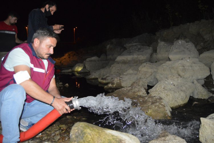 Bartın'da ekipler kuruyan ırmaktaki balıklar i&ccedil;in seferber oldu