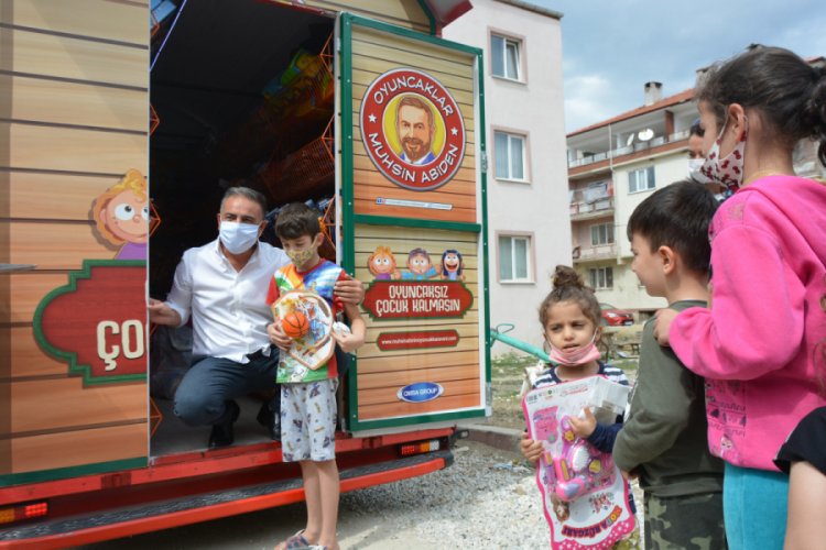 Bursa'da köy köy dolaşıp çocuklara oyuncak dağıtıyor