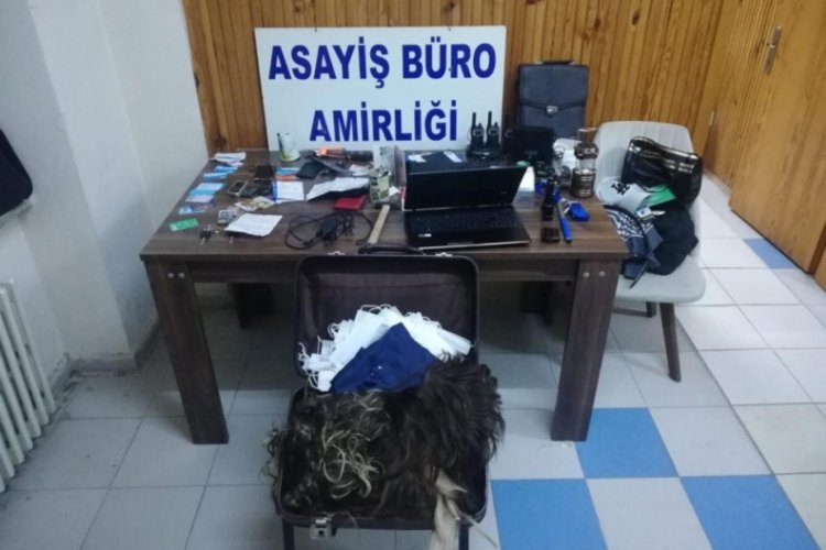 Bursa'da peruk dahil her şeyi &ccedil;alan 3 hırsızdan biri tutuklandı