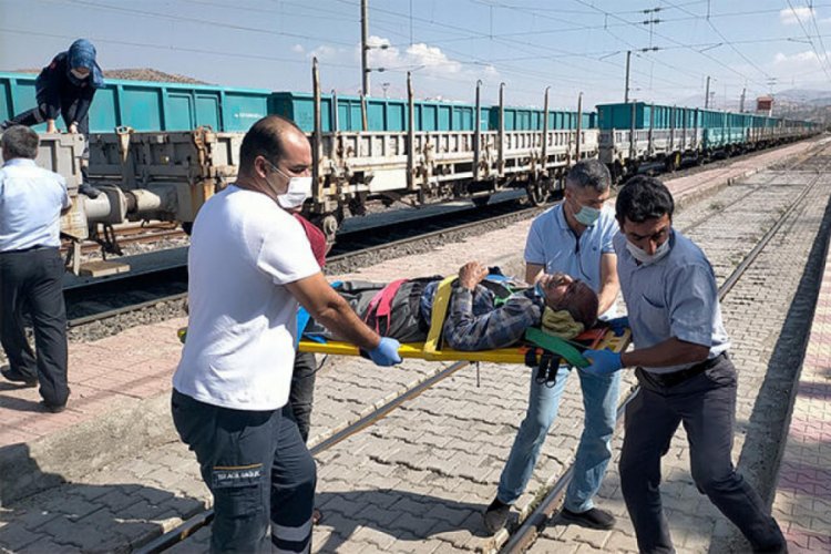 Yaralıyı y&uuml;k treniyle ambulansa ulaştırdılar