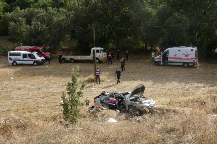 Tarlaya d&uuml;şen otomobilin s&uuml;r&uuml;c&uuml;s&uuml; hayatını kaybetti