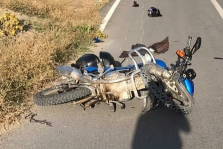 Motosiklet k&ouml;y yolunda yayaya &ccedil;arptı: 2 yaralı