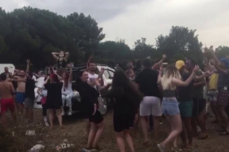 Kamp yapan gen&ccedil;lerin festivali pes dedirtti