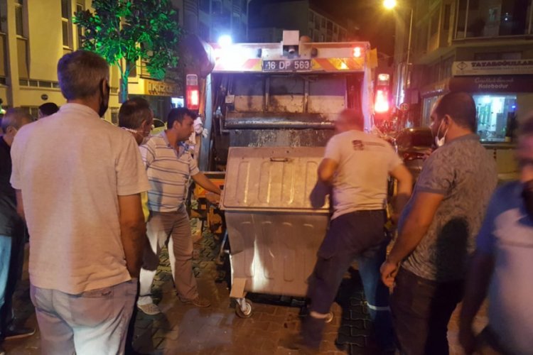 Bursa'da otomobil, temizlik işçisine çarptı