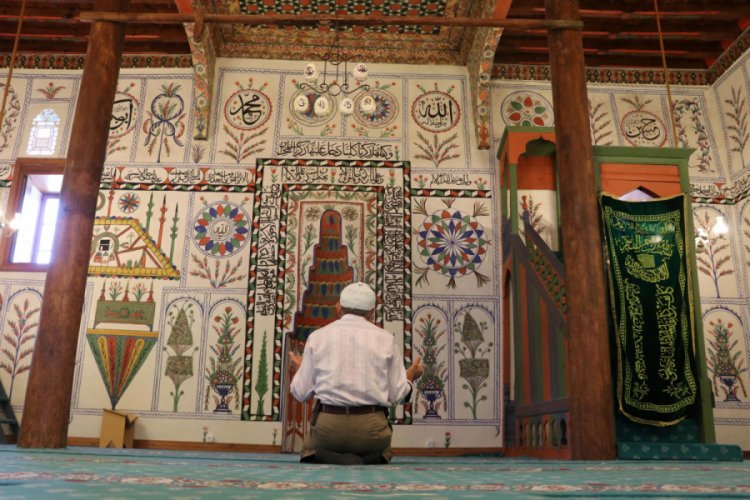 Tarihi Boğazi&ccedil;i Camisi s&uuml;slemeleriyle dikkat &ccedil;ekiyor