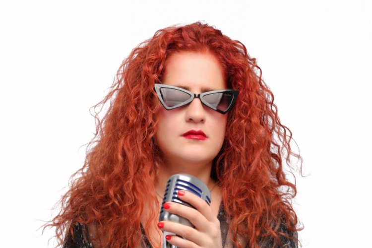 Merve Yılmaz'ın "Siyah" isimli şarkısı yayında!