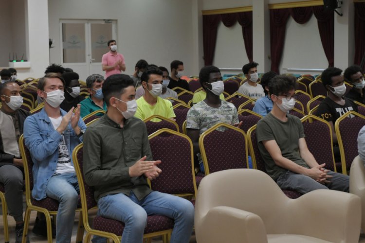 Bursa'da uluslararası lisenin ilk mezunlarından duygusal veda