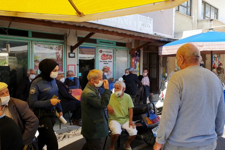 Bursa'da polis karantinayı ihlal eden Kovid-19 temaslısını kahvehanede buldu