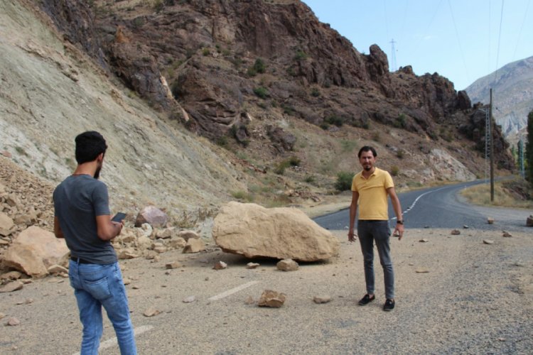 Dev kaya par&ccedil;aları, Oltu-Artvin yolunu ulaşıma kapattı