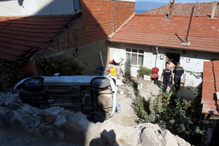 Bursa'da virajı alamadı otomobiliyle evin bahçesine uçtu