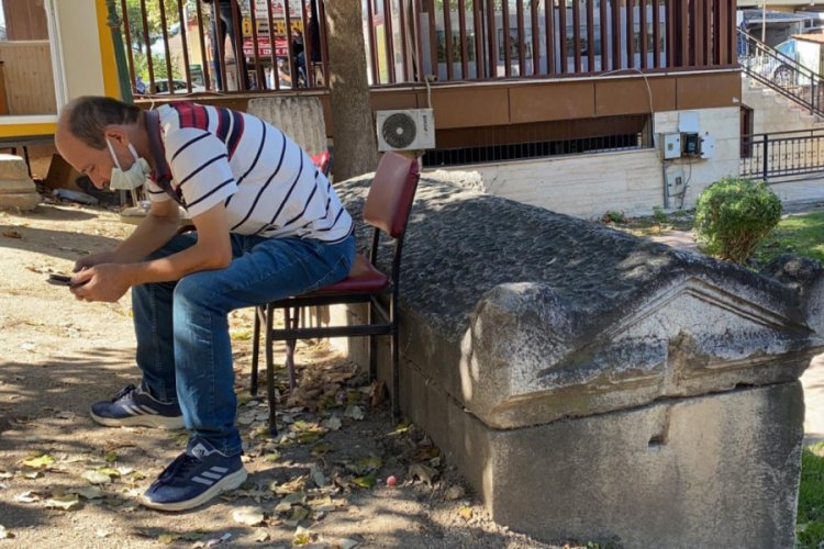 Bursa'da taksicilerin sırtını dayadığı lahit müzeye kaldırıldı