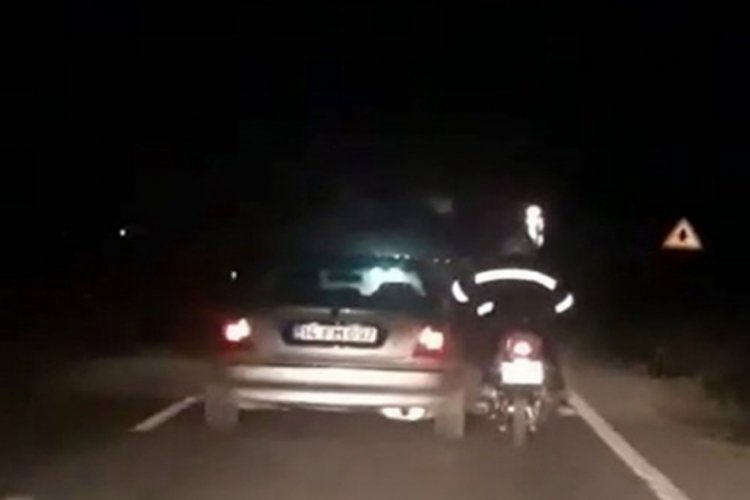 Motosiklet ile otomobilin tehlikeli yolculuğu