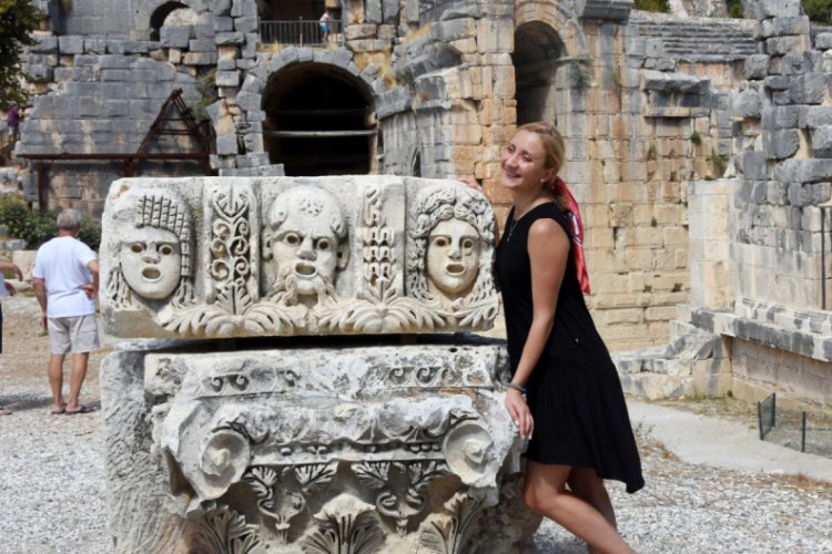 Myra Antik Kenti'ndeki tiyatro maskları fotoğraf st&uuml;dyosu gibi
