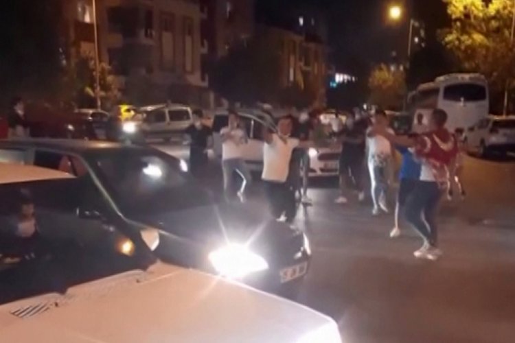 Yasağa rağmen m&uuml;zikli asker eğlencesi