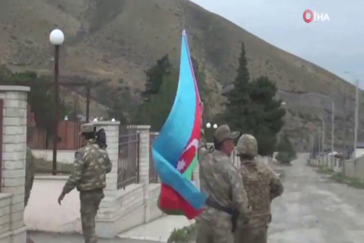 İşgalden kurtarılan köyde Azerbaycan bayrağı dalgalandırıldı