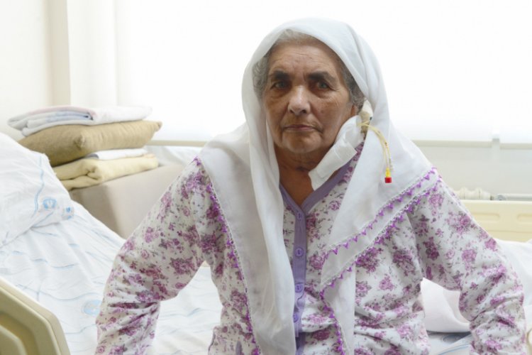 71 yaşındaki kadın 1 ay bitkisel hayatta kaldı, yaşama tutundu